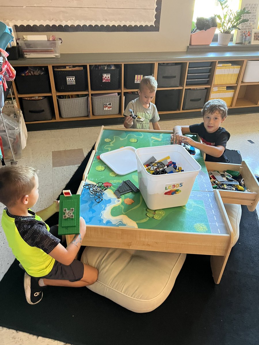 WSDR4Supt's tweet photo. Peine Ridge Elem Learning Walk: 5th grade STARBOOK’s Book Tasting 📖 ☕️ to pick book club books, 4th is writing realistic fiction stories, KDG had center time, &amp; 1st was independent writing!  💚💙 #WeAreWentzville https://t.co/fQXNfvcBmb