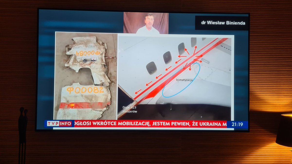 Tomasz_Ze's tweet photo. Porażający materiał w @tvp_info na temat #Zamachu w #Smoleńsku.
Aby wbić drzwi wejściowe od samolotu na gł. 1m w ziemię musiałyby poruszać się z prędkością 120m/s tymczasem w tym miejscu samolot leciał już z prędkością 12-17m/s. Bez wybuchu takie wbicie nie byłoby możliwe. https://t.co/G4QWVTFJTP