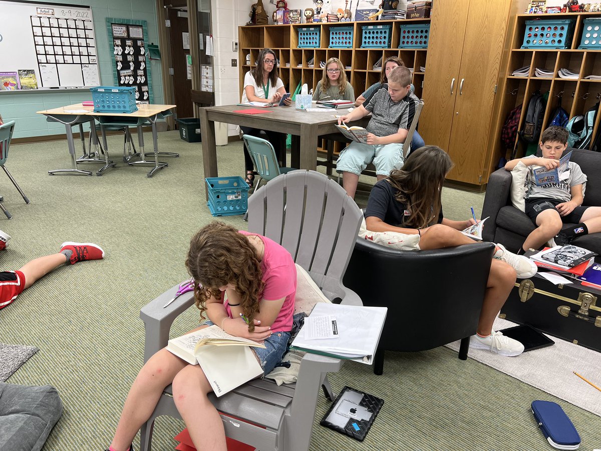 flourishedroots's tweet photo. I’ve been reaaaaaallllly slack in posting this year. Updates of our year coming!
Practicing reading and thinking voice and trying to find the thinking voice in our reading. @ClCentralElem https://t.co/vrGqQXASZO