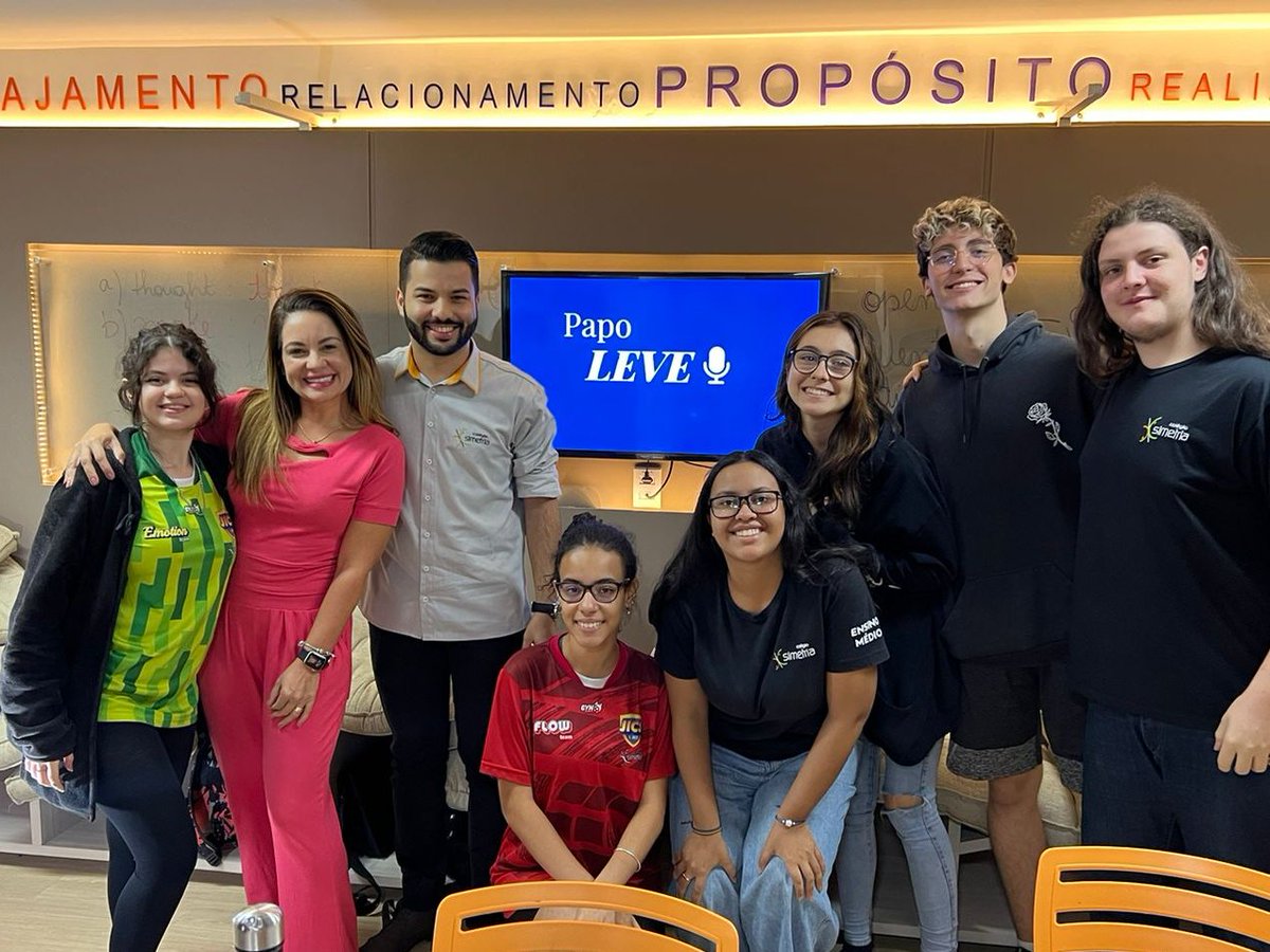 CastelliJohnny's tweet photo. Hoje, eu e a Amanda Monteiro, tivemos a honra de sermos convidados para falar um pouquinho sobre Psicologia Positiva no Podcast PAPO LEVE. Conversamos sobre educação positiva, metodologia ativa e aprendizado significativo. Deixo aqui meu muito obrigado aos organizadores. https://t.co/CR4bgfl451