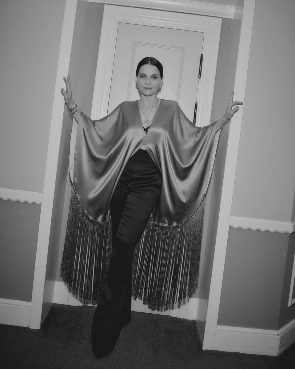 binochedaily's tweet photo. NEW: Juliette Binoche in Giorgio Armani Privé for the San Sebastian Film Festival. #70SSIFF 

📸: Andrés García Luján https://t.co/YOVUDPjnNV