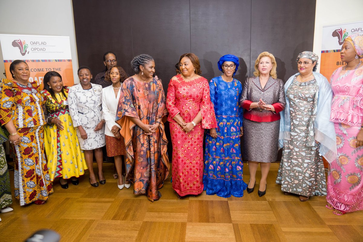 DeniseNyakeru's tweet photo. En marge de l’Ass. Gén. des @UN, j’ai participé à une séance de travail de l’@OAFLAD aux côtés de mes sœurs Premières Dames d’Afrique. La vie de notre organisation et les orientations opérationnelles à prendre pour les 2 prochaines années ont été au menu de nos discussions. #UNGA https://t.co/rtEjcitYBY