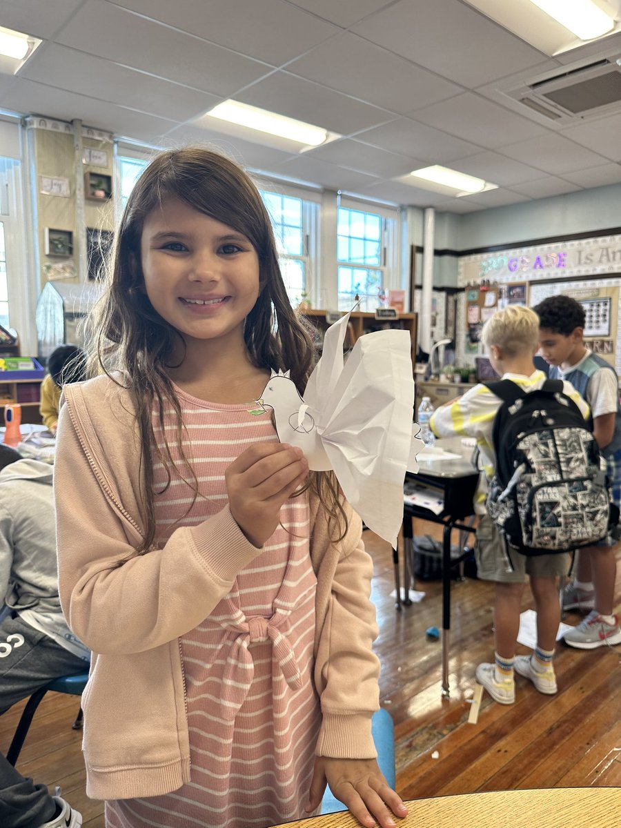 S_FarfanRoss's tweet image. 🕊️ In celebration of International World 🌎 Peace ☮️ Day, we created peace doves 🕊️ #WeeCreate #MorePeace #WorldPeaceDay