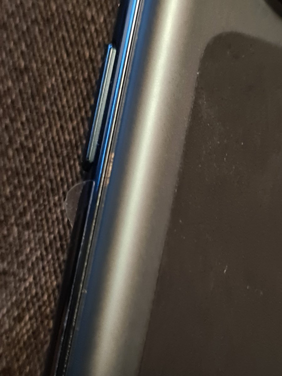 Tommie162's tweet photo. @SamsungNL 
Hoe is dit nou mogelijk ding komt gloed nieuw uit de doos. S22 ultra 256gb green. En dan beschadigd. https://t.co/WDX2bceuvd