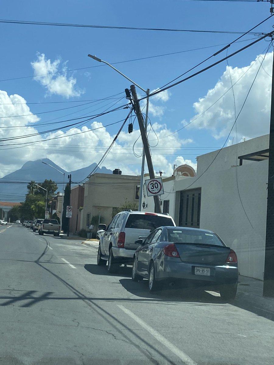 JL_R90's tweet photo. @Cicmty @GobSanNicolas  poste a punto de caer en av. Potrero Anahuac https://t.co/OJYQhnGEpI