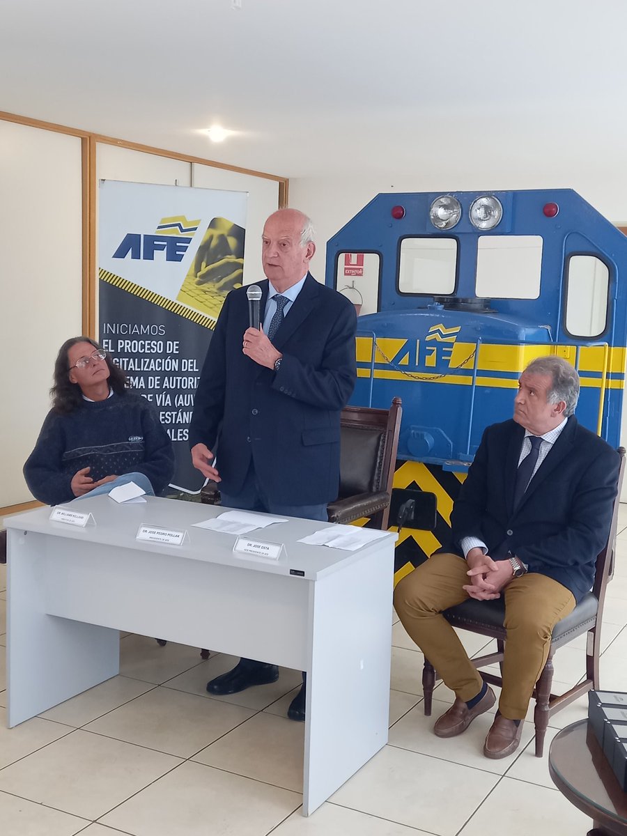 AlfredoSegade's tweet photo. @AfeUruguay 🇺🇾 @JosePedroPollak @YiyoOsta @WilliamsKellan1 El Directorio  de AFE vuelve a retomar la tradición ferroviaria de entregar los relojes a sus funcionarios con más de 35 años de antigüedad al servicio del ente ferroviario 🚂 https://t.co/XKG0y9aXoJ