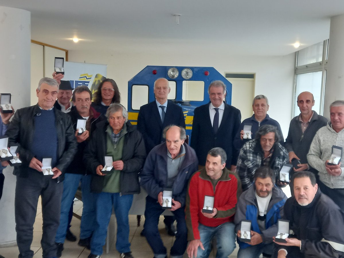 AlfredoSegade's tweet photo. @AfeUruguay 🇺🇾 @JosePedroPollak @YiyoOsta @WilliamsKellan1 El Directorio  de AFE vuelve a retomar la tradición ferroviaria de entregar los relojes a sus funcionarios con más de 35 años de antigüedad al servicio del ente ferroviario 🚂 https://t.co/XKG0y9aXoJ