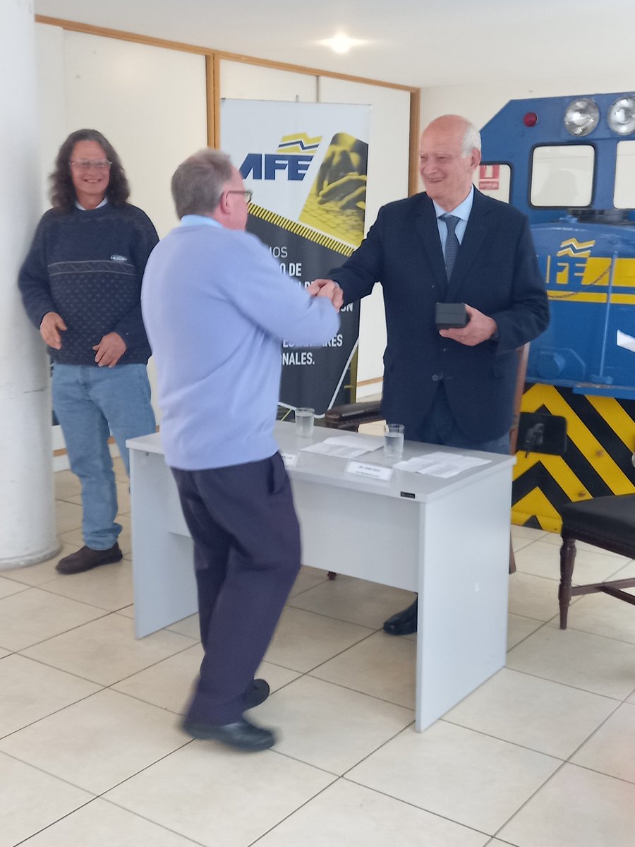 AlfredoSegade's tweet photo. @AfeUruguay 🇺🇾 @JosePedroPollak @YiyoOsta @WilliamsKellan1 El Directorio  de AFE vuelve a retomar la tradición ferroviaria de entregar los relojes a sus funcionarios con más de 35 años de antigüedad al servicio del ente ferroviario 🚂 https://t.co/XKG0y9aXoJ