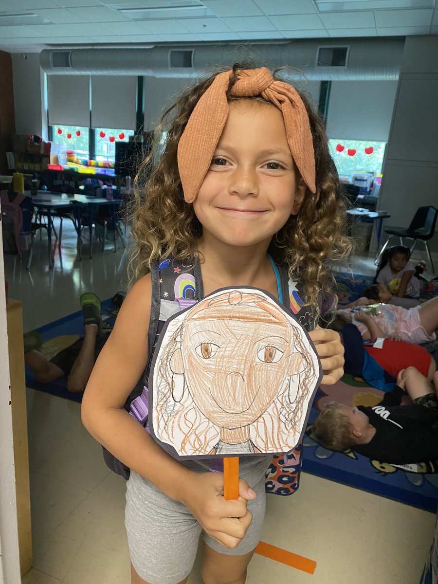 1st grade student, does a great job with her #selfportrait Thank you <a href="/AmyMantinoKPSD/">Amy Mantino</a> for sharing.