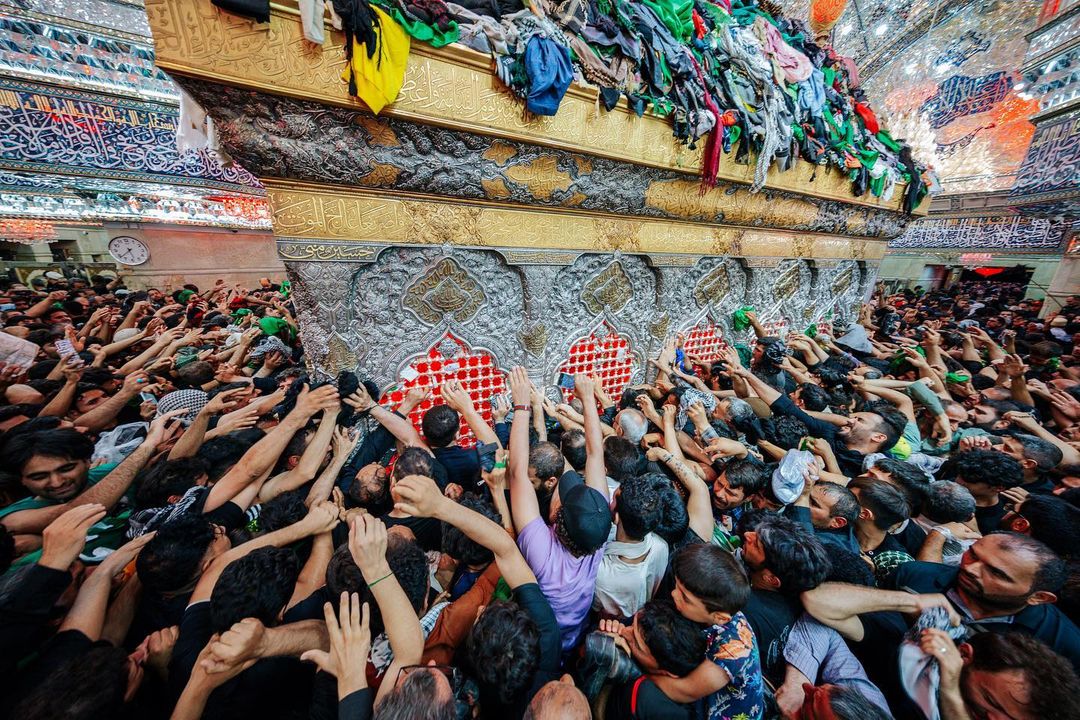 sarafartoot's tweet photo. یه کم آرامش بگیریم 👇

تصویری زیبا از حرم امام حسین علیه السلام که مثل کشتی هست و بقیه به مانند غرق شده به دامان آن حضرت چنگ میزنند👌 https://t.co/JagGRtZLde
