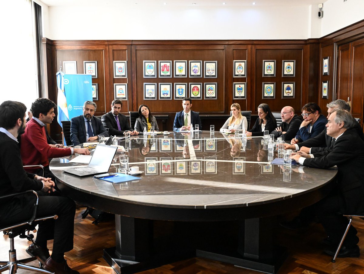 javierlanari's tweet photo. Reunión por faltante de neumáticos? No. Por escasez de gasoil? Tampoco. Por aumento de insumos? Menos. Cumbre por falta de figuritas para el Mundial... https://t.co/gJH6uErMVy