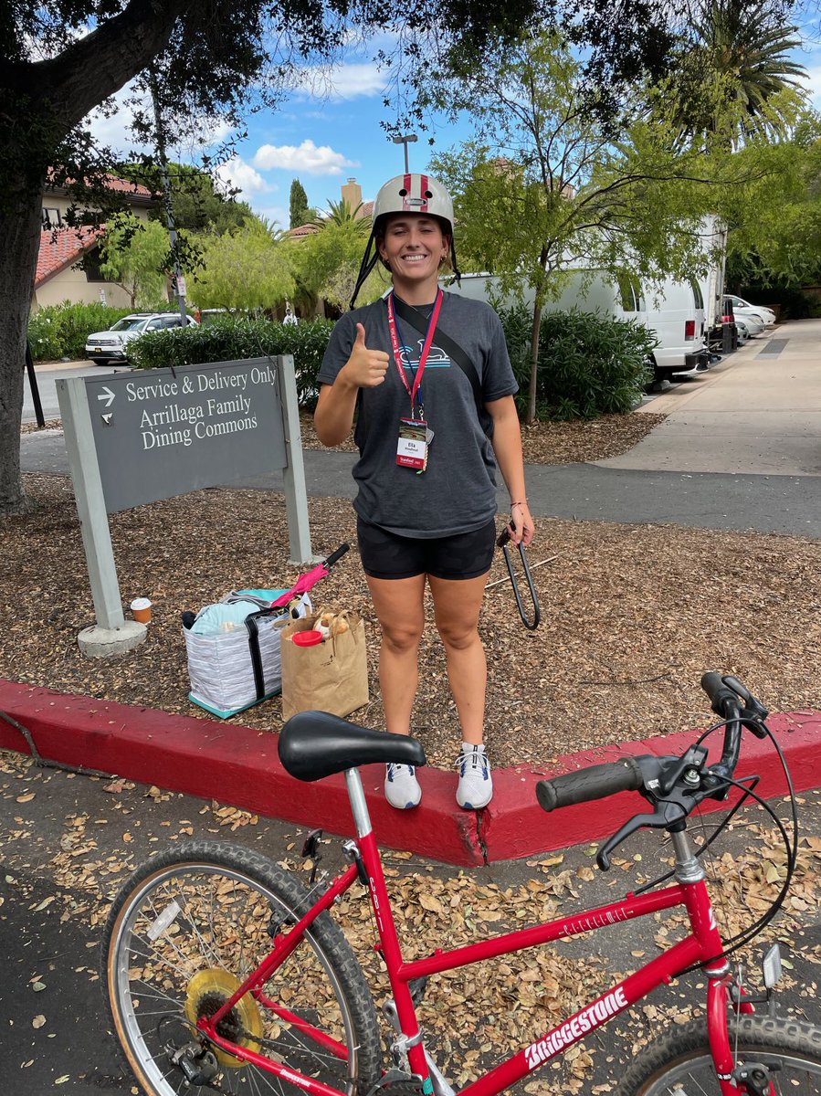 SHSeaLions's tweet photo. Ella Woodhead repping SHST on move in day. Good luck Ella https://t.co/MgrwJkmWq3