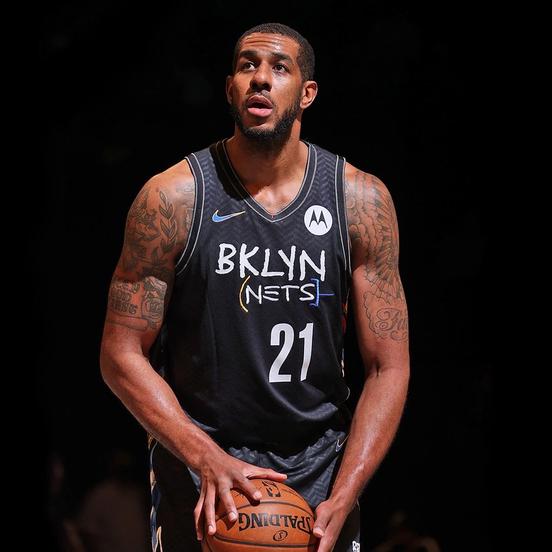 LegionHoops's tweet photo. Adrian Wojnarowski on the Celtics:

“If they decide they want to add somebody, Dwight Howard is out there, LaMarcus Aldridge is out there, a player I was told they showed a little interest in this summer.”

(via @wojespn, @espnnba) https://t.co/NBmu1FFOKZ