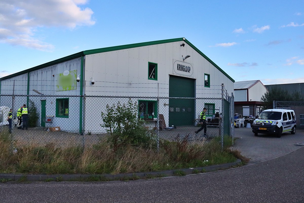 112Steenwijk's tweet photo. UPDATE: Inval in kringloopwinkel Steenwijk na tip van illegale kleding | https://t.co/JD0nm8loQO | #Steenwijk https://t.co/kdf4lJHn85