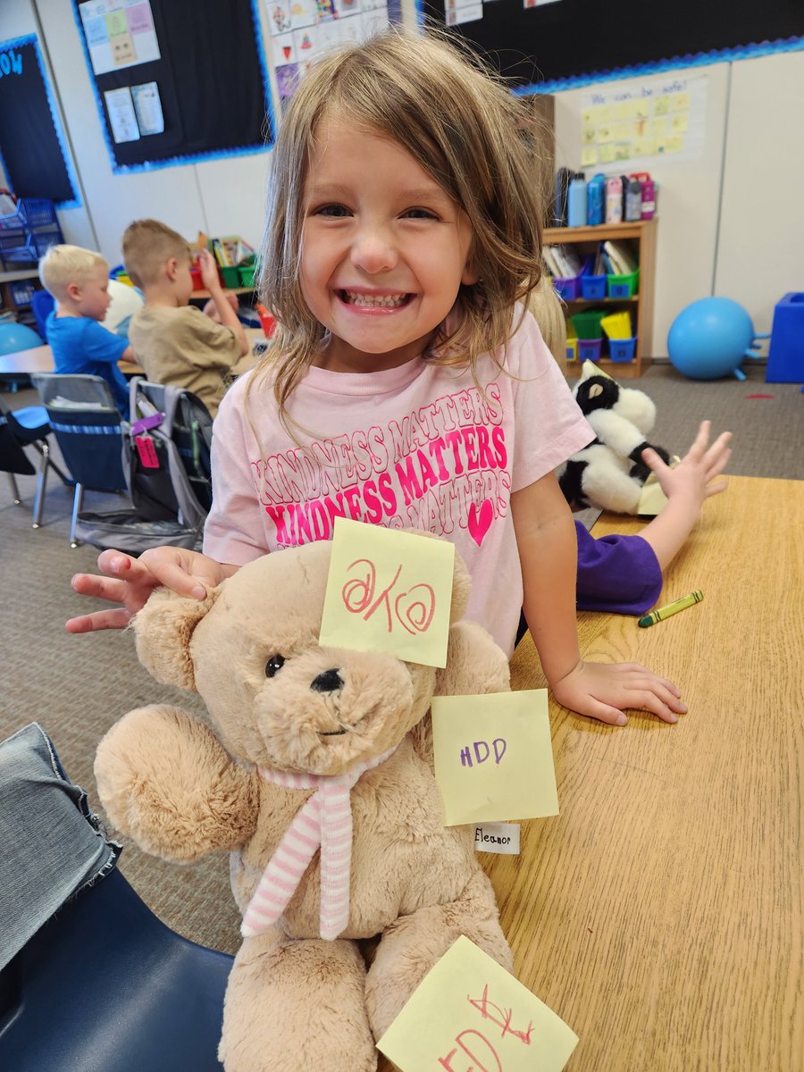 KindergartenMay's tweet photo. Scientists record their findings... we can label the PARTS of an animal!  #newmankinder #FISDmadetoshine @NewmanFriscoISD https://t.co/z3axQieECR