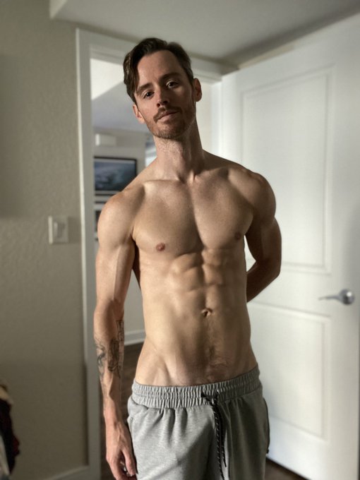 I figured out why y&rsquo;all love grey sweatpants. https://t.co/SeK5wqDFJS