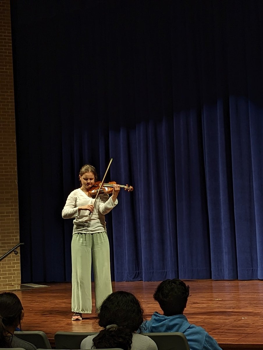 HSEOrchestras's tweet photo. Outstanding performance today by Inés Issel Burzyńska, who represents Poland and Spain!! I'm so grateful that our students have an opportunity to speak to these incredible musicians in a small setting about ALL the things! @ViolinCompIndy @HSEPrincipal https://t.co/ejinwsryfS