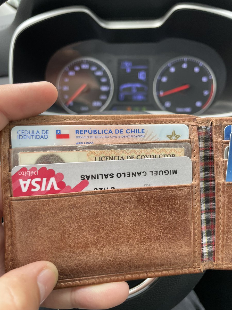 Axel_Troncoso's tweet image. Hola! Cerca de Bellavista me encontré la billetera de Miguel Canelo Salinas. Quizá Twitter pueda hacer la magia.