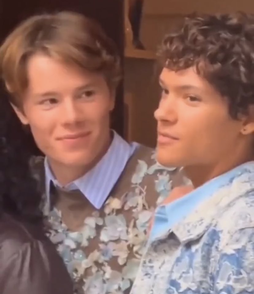 comforthsyr's tweet photo. kit looking at joe vs edvin looking at Omar at photoshoots 💖 https://t.co/btWJYALwZ9
