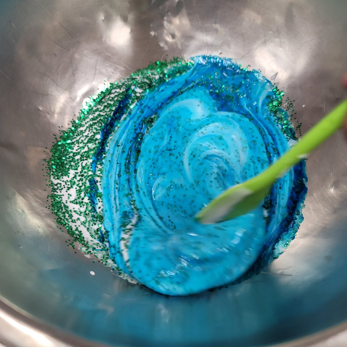 Heirloom__Eats's tweet photo. Today students practiced measurements by making slime 💚 They learned the difference between liquid &amp; dry measuring cups and even learned the French phrase "mise en place" 👩🏽‍🍳👨🏻‍🍳 #chefsofthefuture https://t.co/nD3ftPo9qW