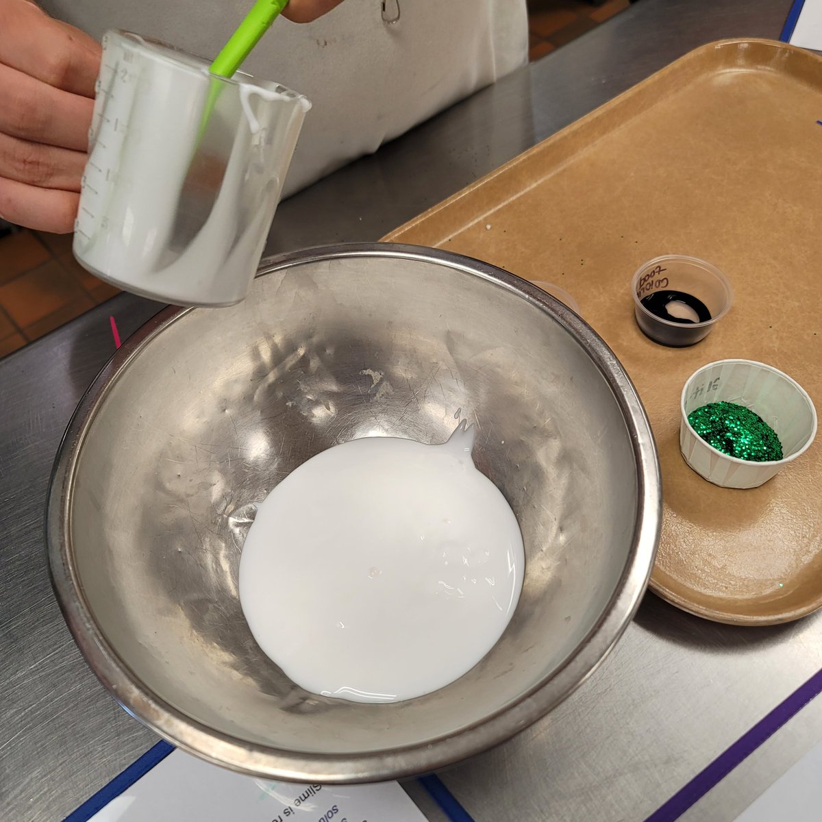 Heirloom__Eats's tweet photo. Today students practiced measurements by making slime 💚 They learned the difference between liquid &amp; dry measuring cups and even learned the French phrase "mise en place" 👩🏽‍🍳👨🏻‍🍳 #chefsofthefuture https://t.co/nD3ftPo9qW