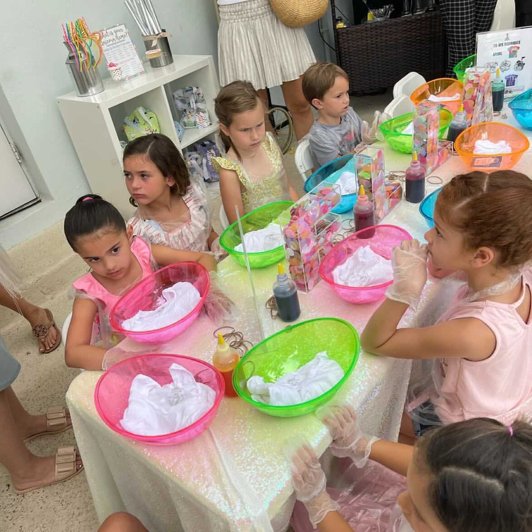 thepartyactvty's tweet photo. Listening to the tie-dye instructor 🙋🏻‍♀️

Link in bio to book now ⬆️ 

📱 call 800-890-8852

#thepartyactivity #partyactivity #tiedyeactivity #kidspartyentertainment #nyckidsparty https://t.co/LVc491ruR0
