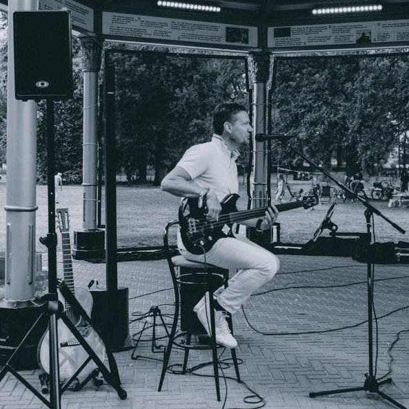 When you play fretless bass and sing at the same time #Westonebass <a href="/Westone_Guitars/">Westone Guitars</a>