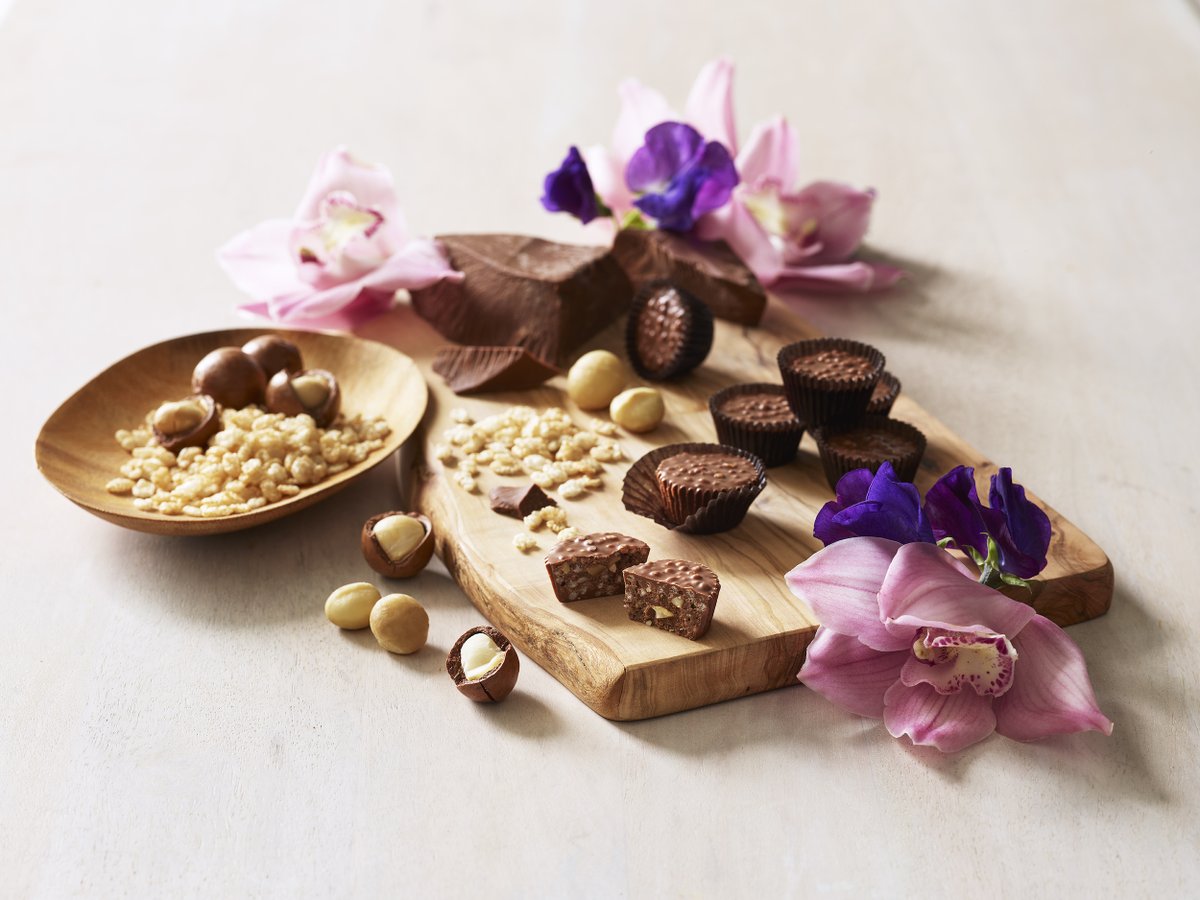 HawaiianHostInc's tweet photo. #Crunch down into these #dryroasted #macadamias and crisped rice covered in rich #milkchocolate. You'll thank yourself later for packing a 2-piece Macnut Crunch in your bag, before you head out. 😉 #chocolatelovers #sweettooth #chocolateheaven https://t.co/MO3g8vjk49