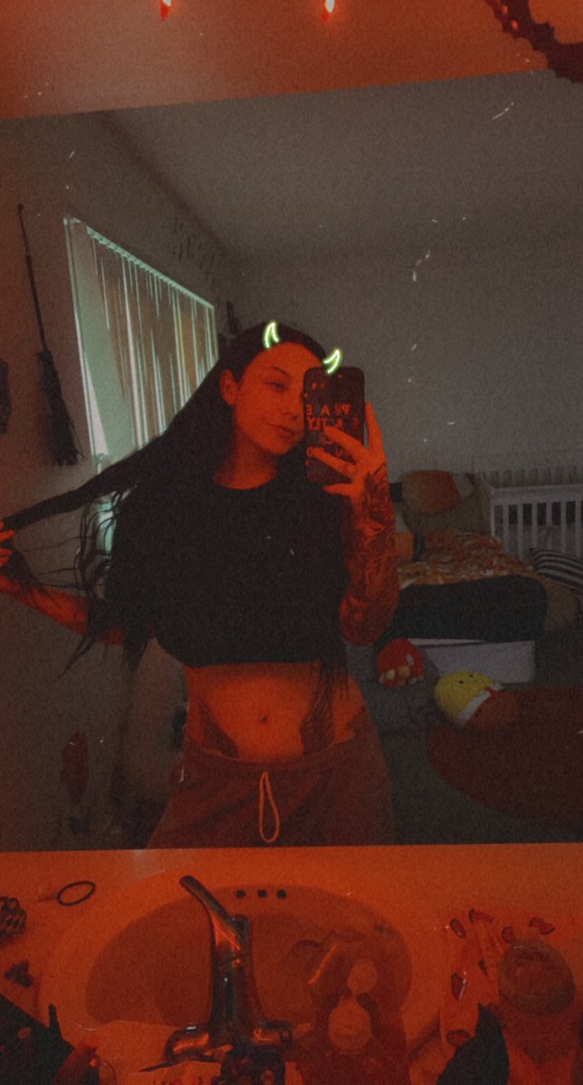 pumpkinn_queenn's tweet photo. I feel so good😈 https://t.co/4ehk3RaKtj