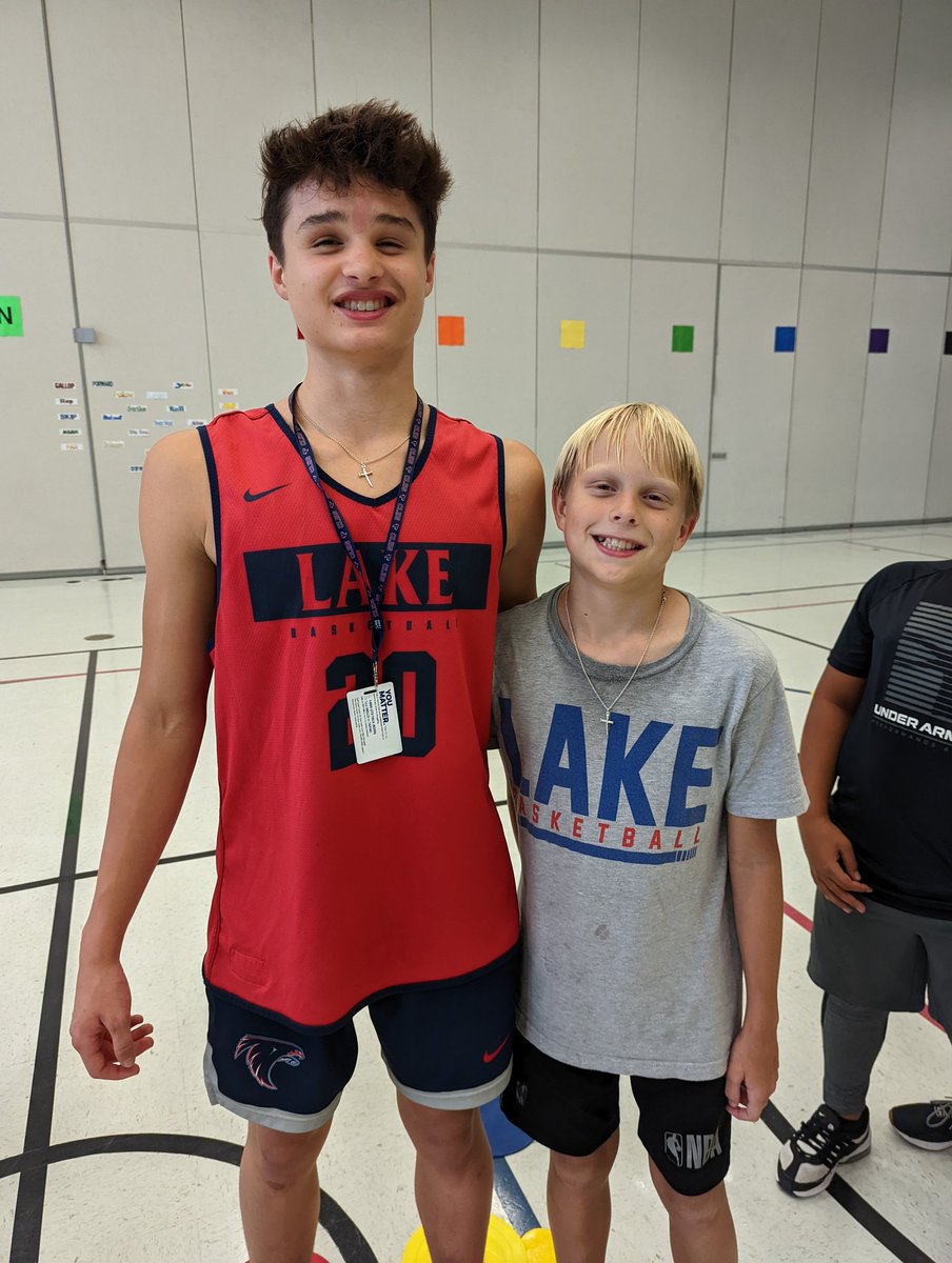 LBrockCounselor's tweet photo. Character Court @FalconPassElem is all about fairness this week with with @Clear_LakeHS basketball team. Great teamwork, great conversations and even a big and little brother combo this week! https://t.co/ugjH9y19FY