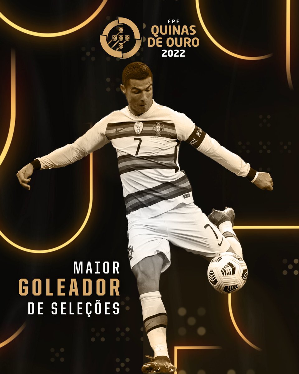 selecaoportugal's tweet photo. Um Legado que diz: '𝗘𝘂 𝗲𝘀𝘁𝗼𝘂 𝗔𝗤𝗨𝗜'. 🐐🇵🇹 @Cristiano  🙌 #VesteABandeira 

A Legacy that says: '𝗜 𝗮𝗺 𝗛𝗘𝗥𝗘'.  🐐🇵🇹 #WearTheFlag https://t.co/BAYBhR1uRp