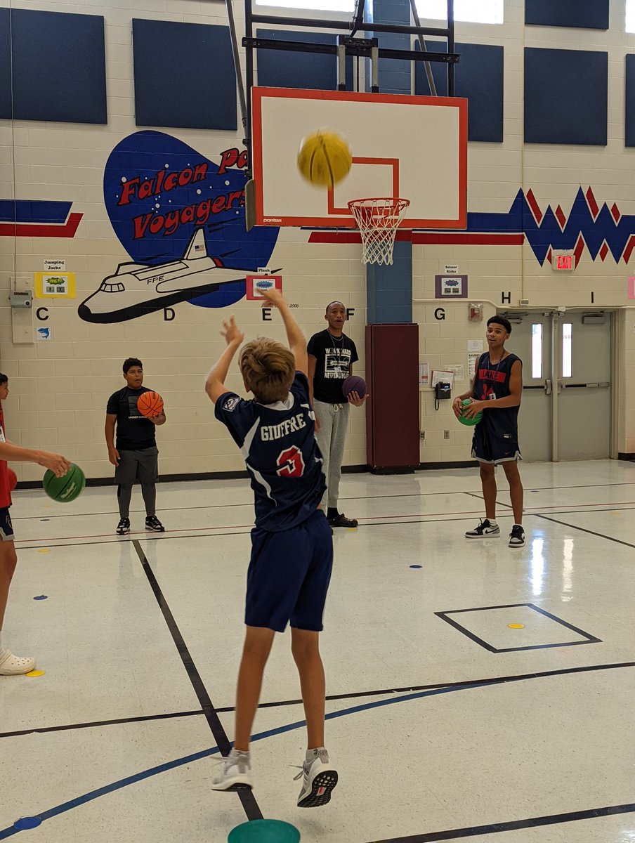 LBrockCounselor's tweet photo. Character Court @FalconPassElem is all about fairness this week with with @Clear_LakeHS basketball team. Great teamwork, great conversations and even a big and little brother combo this week! https://t.co/ugjH9y19FY