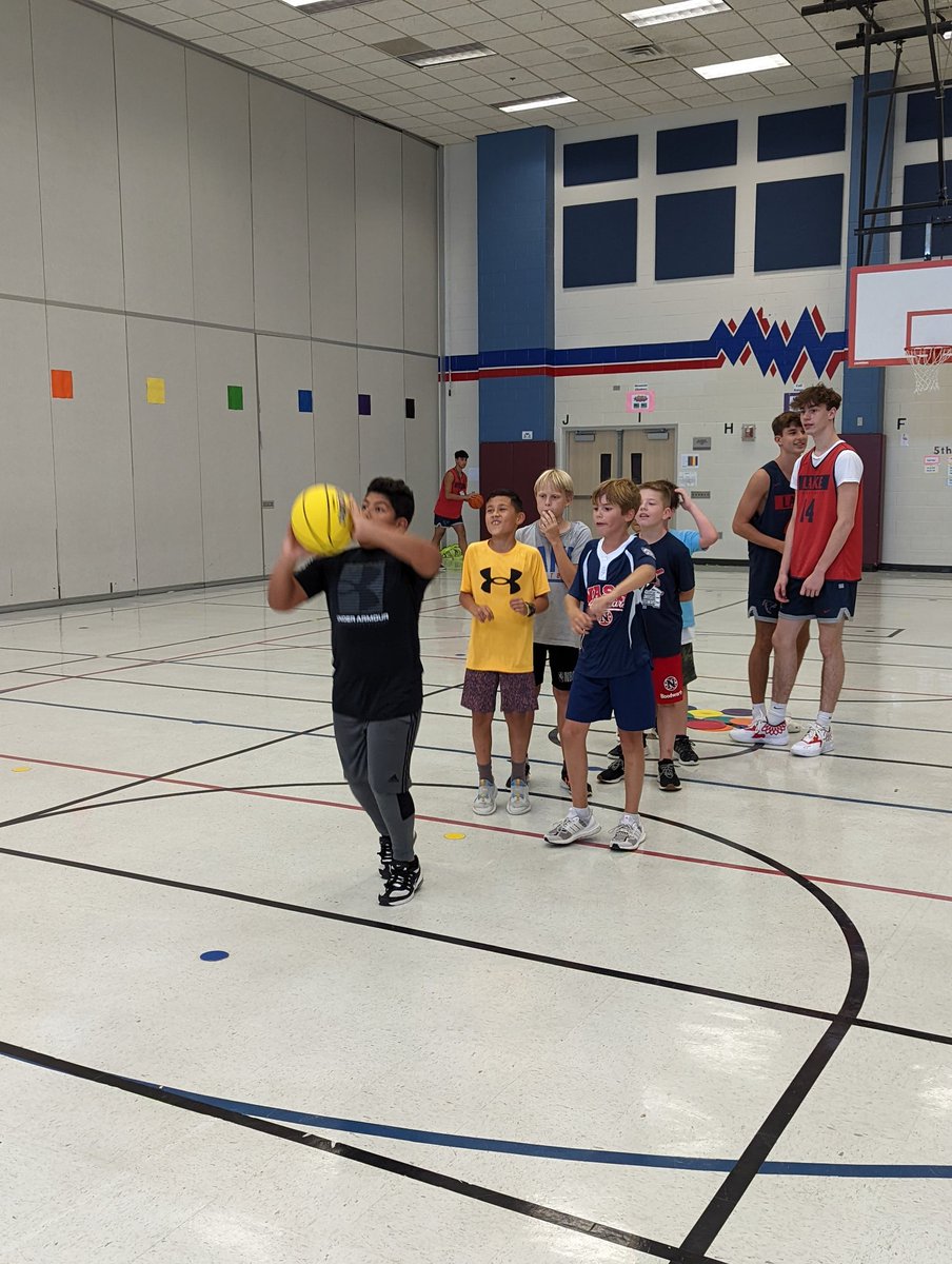 LBrockCounselor's tweet photo. Character Court @FalconPassElem is all about fairness this week with with @Clear_LakeHS basketball team. Great teamwork, great conversations and even a big and little brother combo this week! https://t.co/ugjH9y19FY
