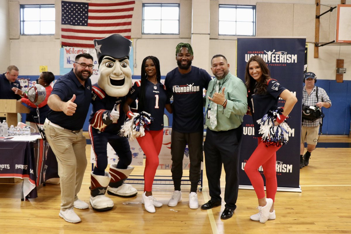 DrWJReilly's tweet photo. Thank you to the @Patriots, @greengoblin, and @Sarge985 for partnering with YWES on improving student attendance this SY! Our students are more excited to show up each and every day than ever before! @pvdschools @ElementaryZone #GoPats #HootHoot https://t.co/Rsgrjg5Nbc