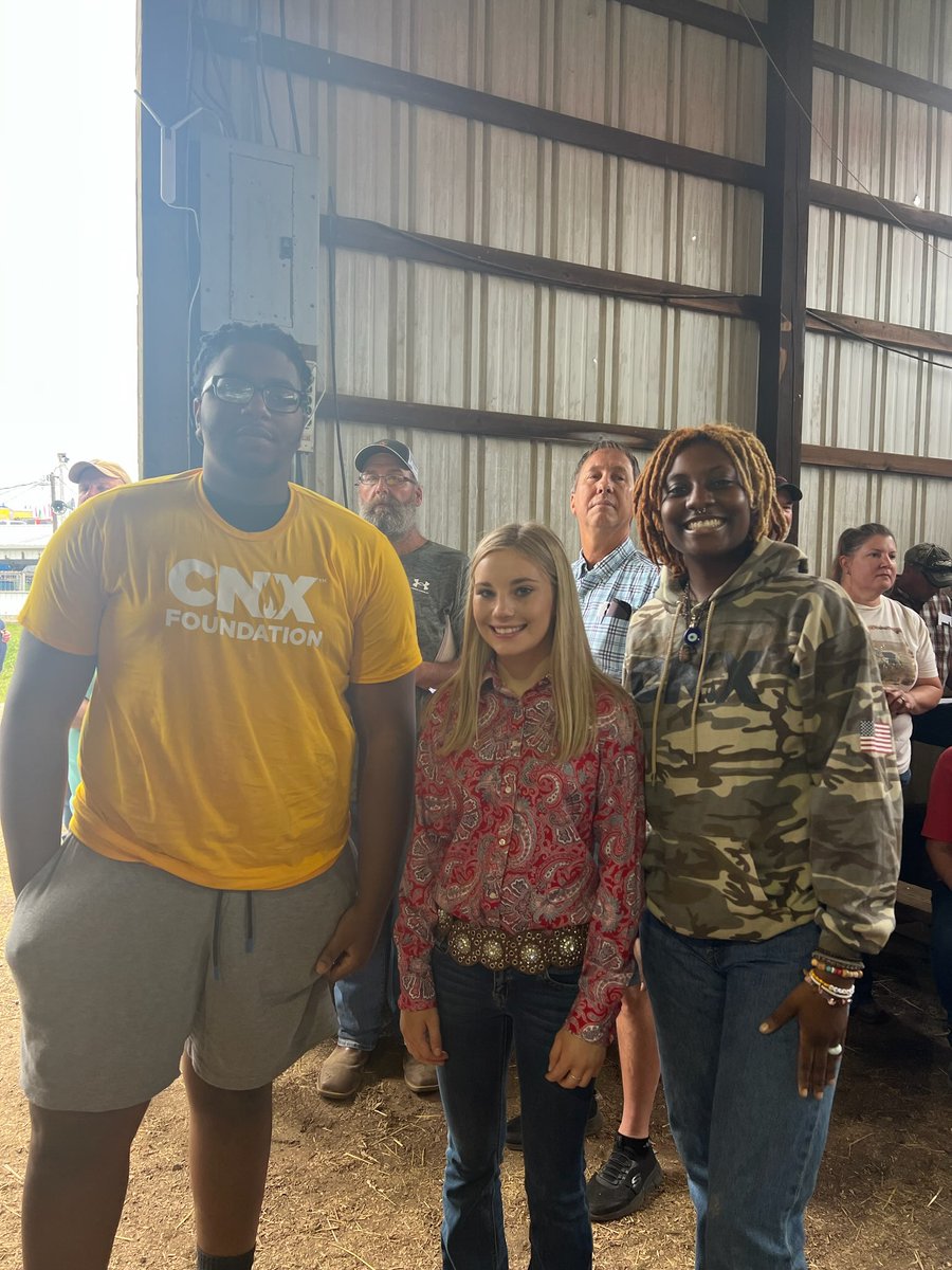 CNXTweets's tweet photo. We made an impact at the West Alexander Fair by donating more protein to families in need, which will be supplied from the West Alexander Livestock Auction. CNX’s food donation will continue to support local food banks throughout Washington County. #FocusLocal https://t.co/Xb6V82DeqE