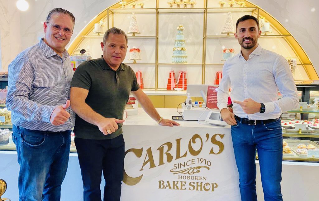 RudyCuzzetto's tweet photo. Nowhere better for a working lunch with my friend Minister @Sflecce than the new @carlosbakeryca Bake Shop in #PortCredit. Many thanks to the #CakeBoss team for the incredible Italian meal and desserts! #MississaugaLakeshore #ShopLocalON ๐จ๐ฆ๐ฐ๐ฎ๐น
Read more:
https://t.co/DPUPrb2urK https://t.co/gNE0rclT01