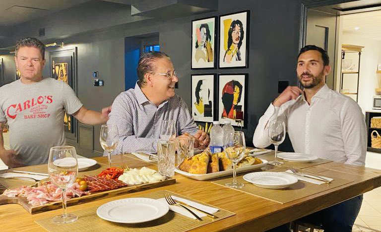 RudyCuzzetto's tweet photo. Nowhere better for a working lunch with my friend Minister @Sflecce than the new @carlosbakeryca Bake Shop in #PortCredit. Many thanks to the #CakeBoss team for the incredible Italian meal and desserts! #MississaugaLakeshore #ShopLocalON ๐จ๐ฆ๐ฐ๐ฎ๐น
Read more:
https://t.co/DPUPrb2urK https://t.co/gNE0rclT01
