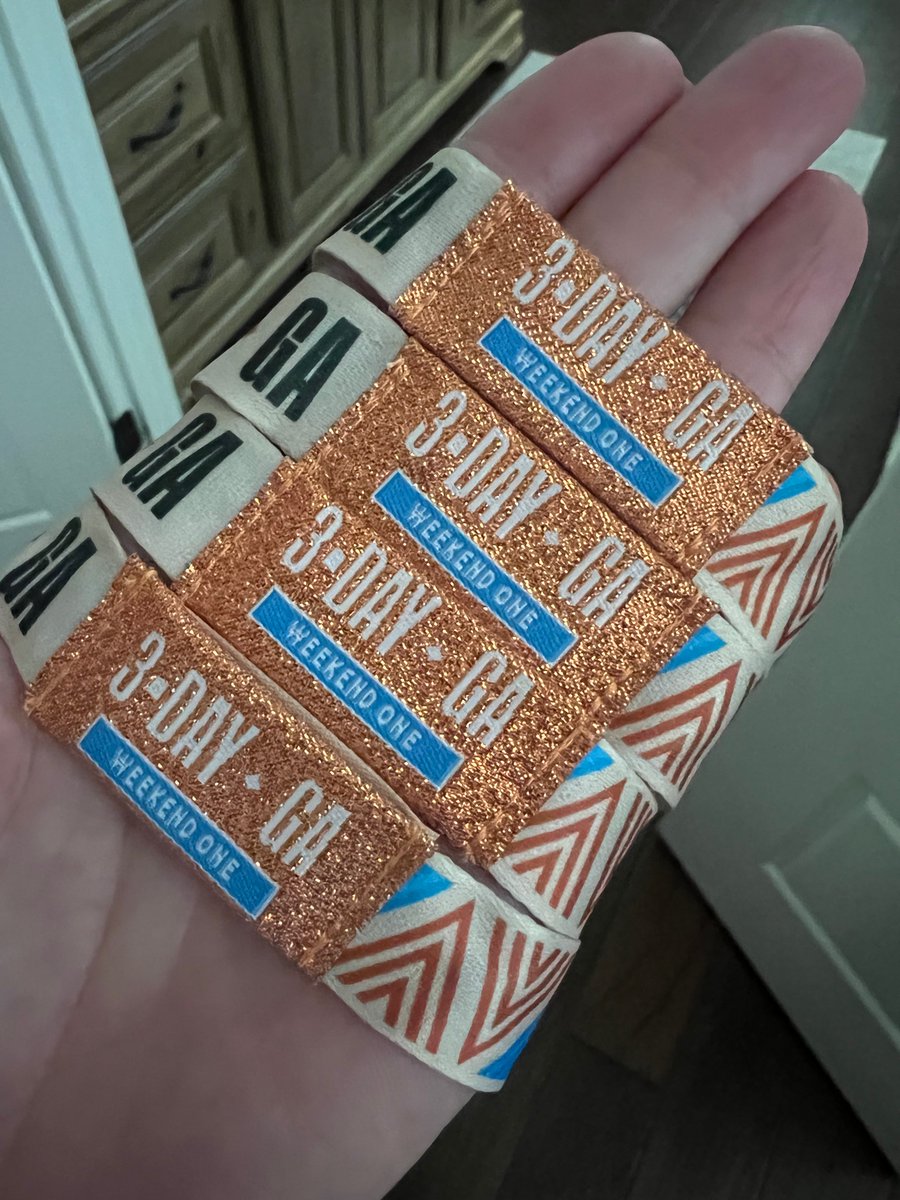 LifeLoverMaria's tweet photo. #aclfest wristband trade. Weekend 1 for weekend 2. https://t.co/2aJPemxrP0