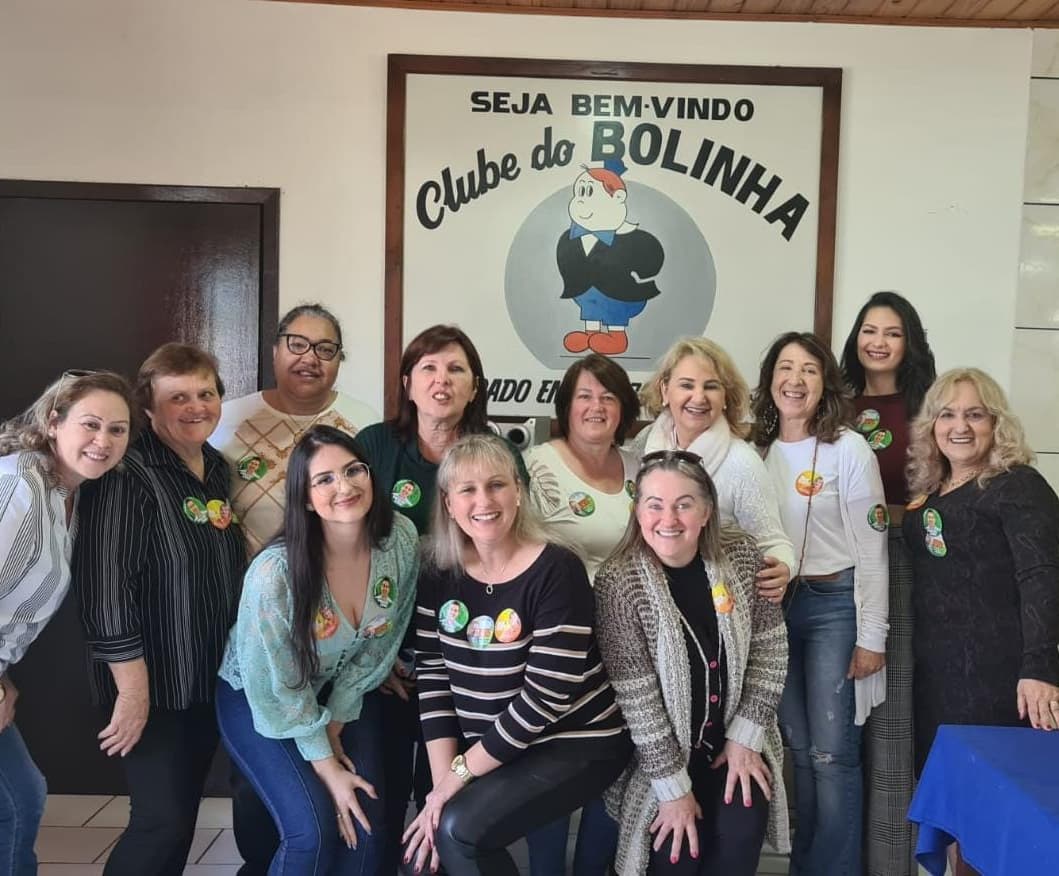rosimaldaner's tweet photo. Entramos no Clube do Bolinha meninas 😂. Dia de campanha em Três Barras no tradicional Clube do Bolinha fundado em 1979. A ideia do equilíbrio entre homens e mulheres na liderança ganha força e entrou no clube também. #15015 #deputadaestadual https://t.co/QuGlCUCNZr