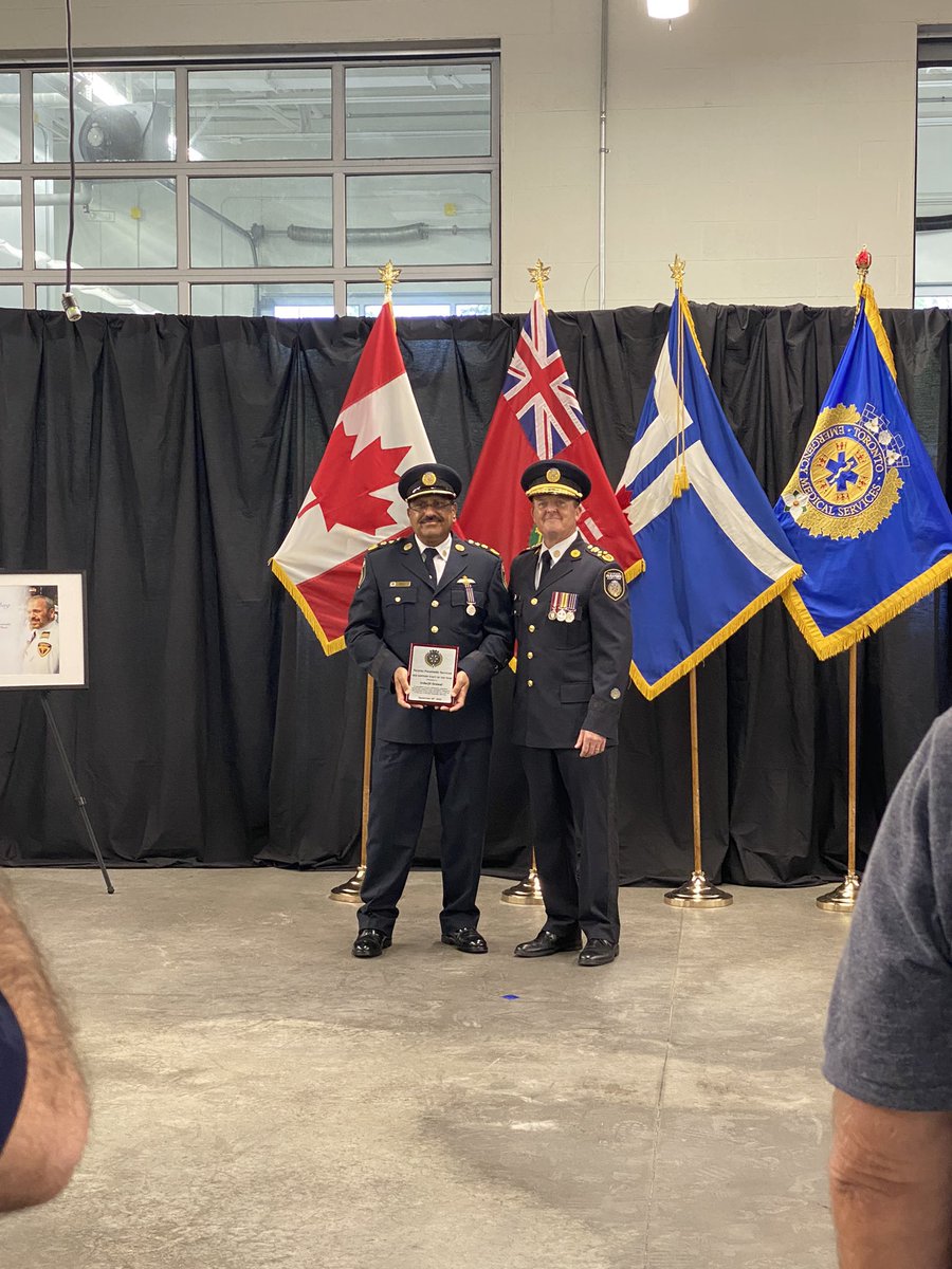 DCMPaulRaftis's tweet photo. I was honoured to recognize some amazing members of the public and @TorontoMedics staff at today's Service Awards. There is nothing more deserving of our gratitude than service to others. #ThankYou for making a difference in the lives of others. #TPSWeek https://t.co/3x5IjWp1PE