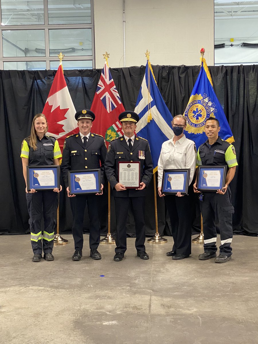 DCMPaulRaftis's tweet photo. I was honoured to recognize some amazing members of the public and @TorontoMedics staff at today's Service Awards. There is nothing more deserving of our gratitude than service to others. #ThankYou for making a difference in the lives of others. #TPSWeek https://t.co/3x5IjWp1PE