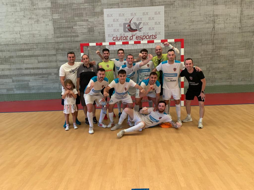 𝗗𝗘𝗕𝗨𝗧 𝗣𝗢𝗦𝗜𝗧𝗜𝗩𝗢 

El <a href="/FSIrefrank/">FS IREFRANK ELCHE/CZDS ABRIL</a> comienza su andadura en Segunda División B con una importante victoria por 3️⃣-2️⃣ ante el <a href="/FutsalPia/">Futsal Pia Sabadell</a>.

El conjunto ilicitano venció gracias al tanto de <a href="/Paaco7/">Paco Morillas</a> y al doblete de <a href="/IvanGarro10/">Ivan Garro</a>.

📷 <a href="/FSIrefrank/">FS IREFRANK ELCHE/CZDS ABRIL</a>