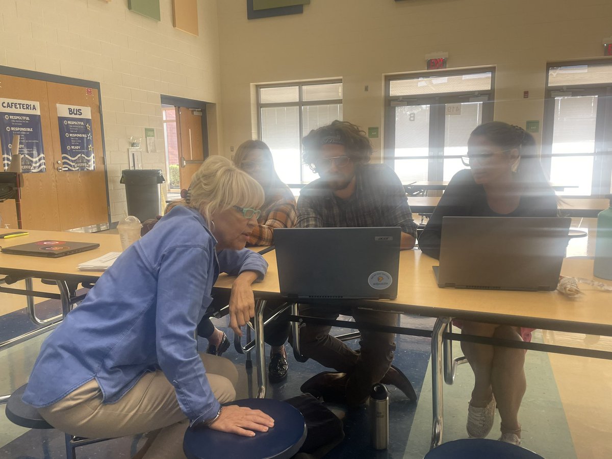 BrandeeStaud's tweet photo. The teachers @Hamilton_RV are always eager to learn more about our phonics initiative!!#ReallyGreatReading https://t.co/R7zAC7HJPn