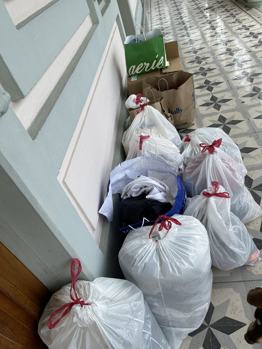 📣♻️ Actualmente contamos con los sizes xsmall, small, medium, large para mujeres y para los hombres medium, large y xlarge. También tenemos ropa de tween y teen, juguetes y zapatos! Si conocen de familias que perdieron todo en el area oeste favor DM us y se lo hacemos llegar! 🚨