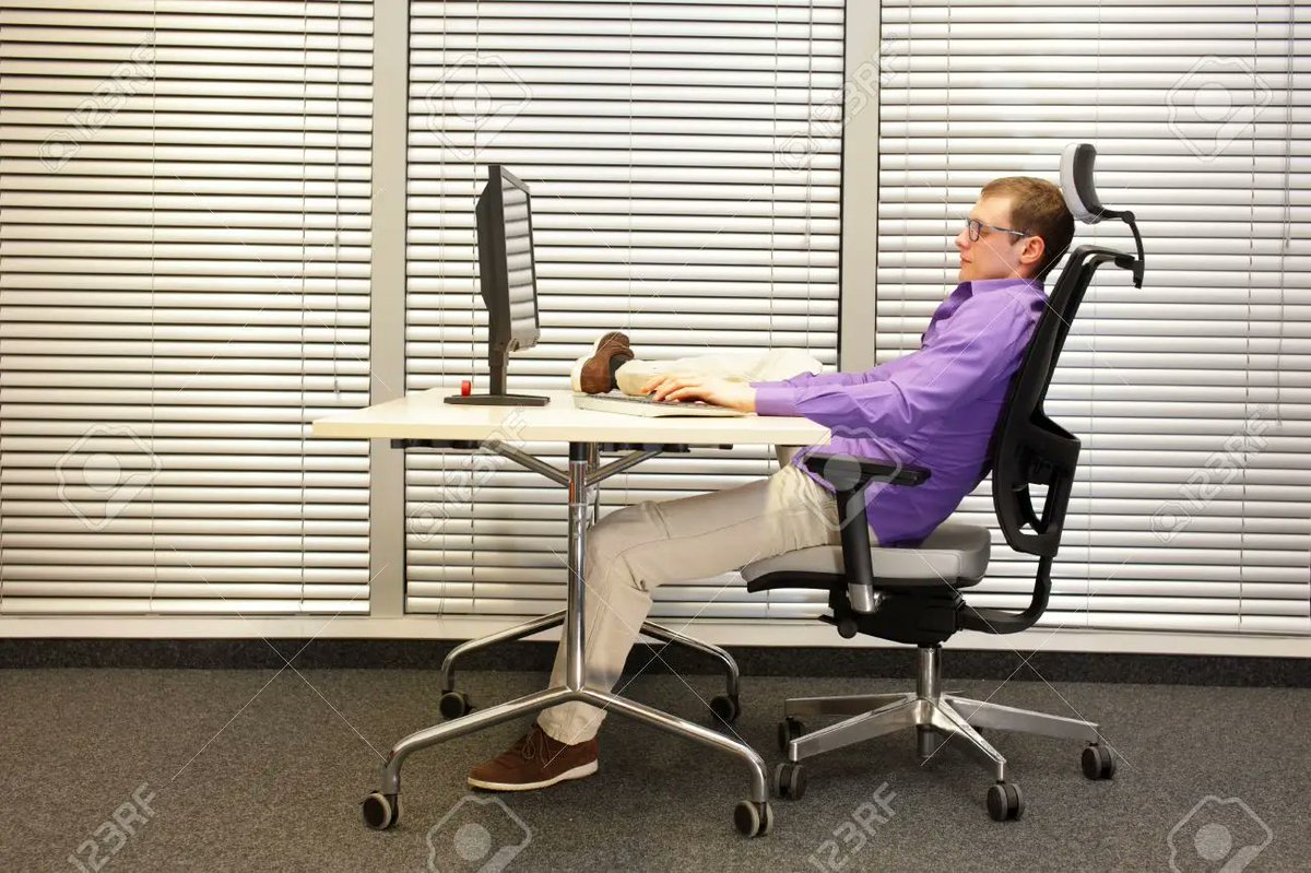 Yo: me duele la espalda y no sé por qué 

Yo mientras juego en el pc: