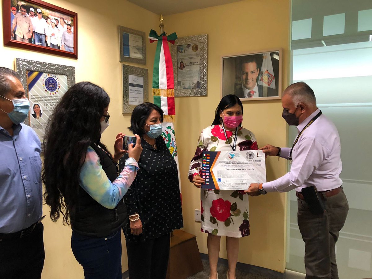 IAIMO_GobOax's tweet photo. La Directora General del #IOAM, @aidaruizg, recibe del Teniente Manuel Guzman, Comisionado Presidente de la #ComisiónIberoamericana de los #DerechosHumanos para el Desarrollo de las América, un reconocimiento por su trabajo y trayectoria a favor de las y los migrantes oaxaqueños https://t.co/1hvLhXibvO