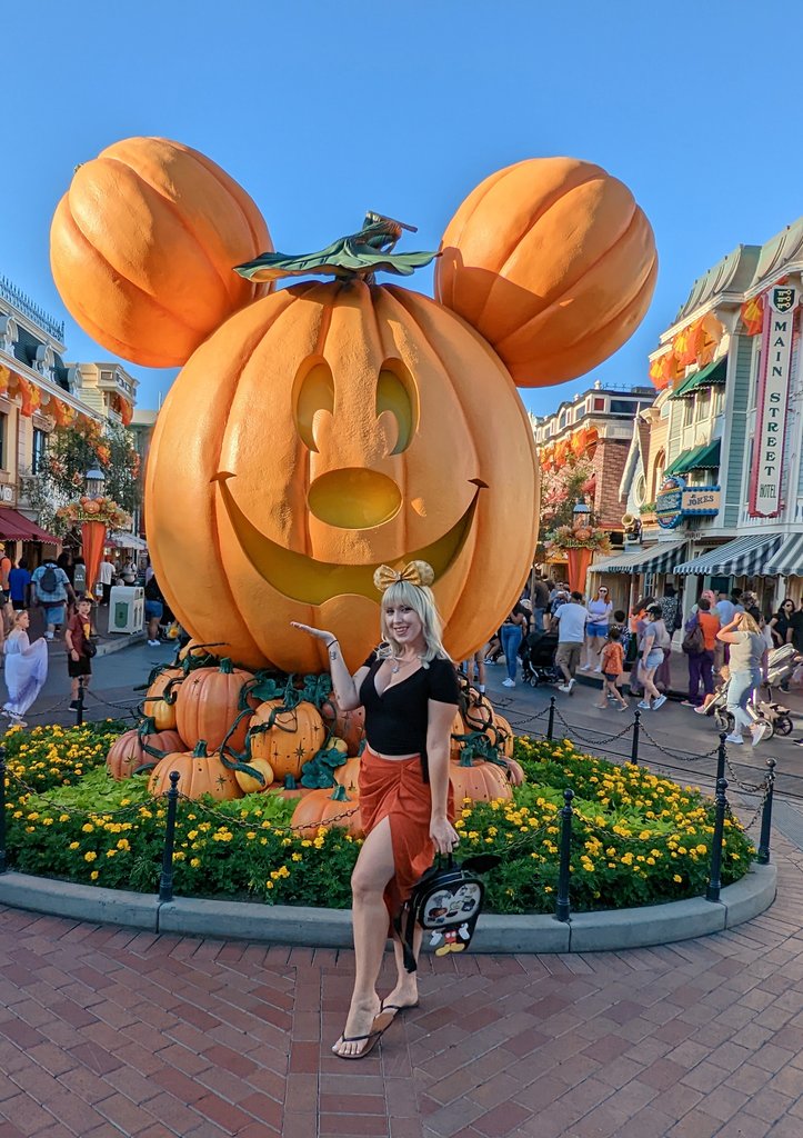 LisaAPinelli's tweet photo. Hello Pumpkin Mickey 🎃

It's my favorite time of year again!
SPOOKY SEASON with Pumpkin Mickey.

#LisaPinelli #PumpkinMickey #Disneyland #Halloween #HalloweenTimeAtDisneyland #MagicKeyHolder https://t.co/hAt4NHQTb2
