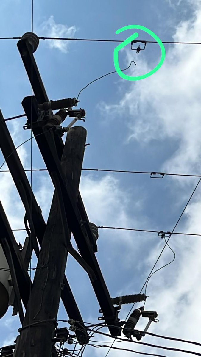 valeegg's tweet photo. @CFE_Contigo @CFEmx tenemos el día esperado a que venga el camión con canastilla para conectar el cable flojo. No tenemos luz, por favor!!!! Monterrey, col. Cumbres oro cp. 64347 https://t.co/HM5mePPb0W