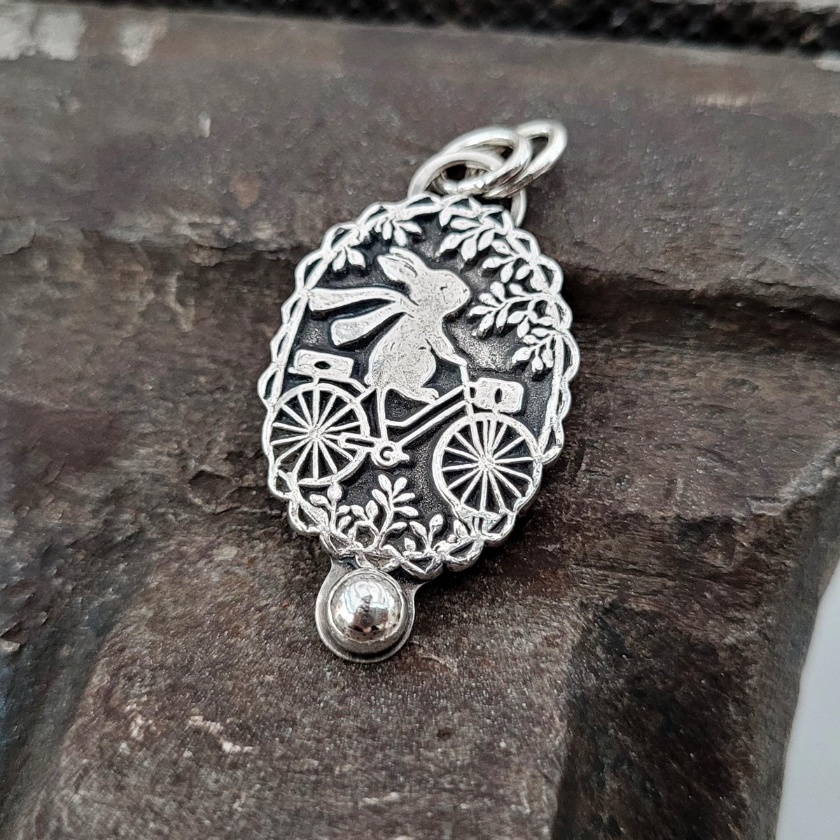 animoART's tweet photo. Kettenanhänger "Hasenausflug", recyceltes Silber, handgefertigt

animoART 

#🖐 #⚒️ #💎 #slowfashion #recycledsilver #madeingermany #schmuckgehtimmer #schmuckliebe #animoART #silberschmuck #schmuckblogger #loveit #buysmall #handwerk #handgemacht #supportsmallbusiness #schmuckt... https://t.co/hqpd8TyWSW