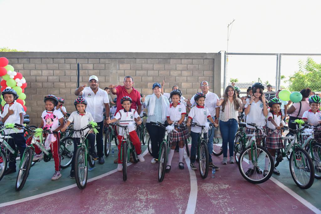 GobdelCesar's tweet photo. Plinio Herrera, rector de la I.E. José Agustín Mackenzie, asegura que "estas bicicletas le permitirá a los alumnos ir con prontitud a la escuela, por eso le damos gracias al Gobierno del Cesar, por hacer esto posible, pensando siempre en nuestros estudiantes". https://t.co/v1fTB7gLfE